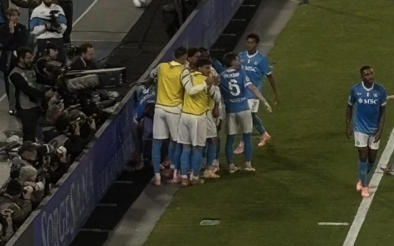 Napoli rimonta il Genoa e resta in vetta: 2-1 al “Maradona”
