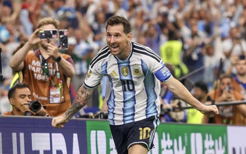 Messi fa doppietta e record di gol al Mondiale, 40 anni dopo il gol del secolo di Maradona