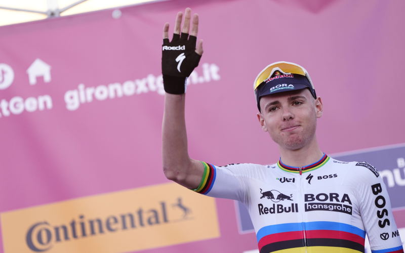 Via al Giro Next Gen con la maglia iridata di Lorenzo Mark Finn