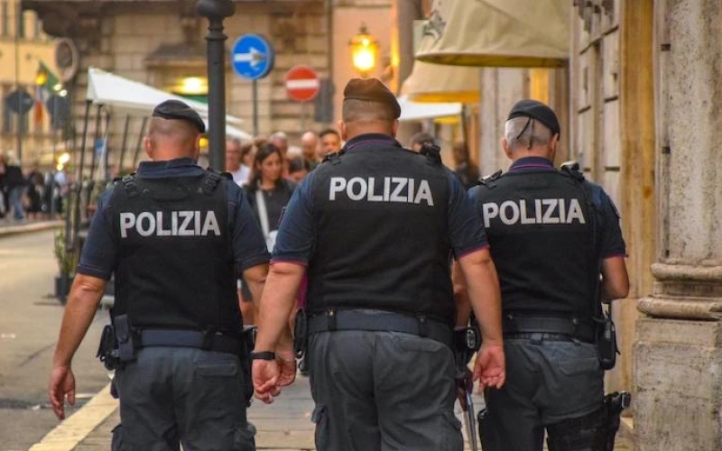 Agenti della Polizia di Stato impegnati nelle perquisizioni nei confronti di appartenenti al gruppo Ultras Italia.