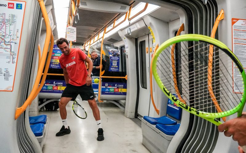 Cecchinato e Passaro giocano a tennis in metropolitana