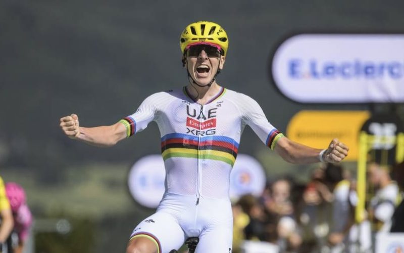 Pogacar brucia Vingegaard allo sprint e gli strappa la maglia gialla