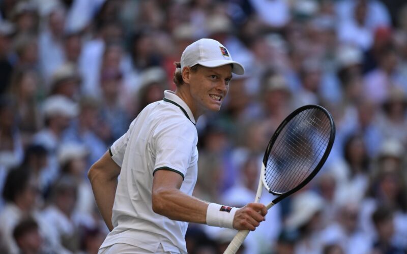 Jannik Sinner bis leggendario a Wimbledon, battuto Zverev in quattro set