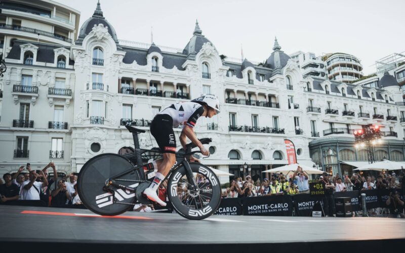 Tadej Pogacar prima volta da leader della Vuelta per 9 millesimi di secondo