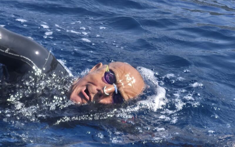 Carmine Montuori, 72 anni, porta a termine la Gran Fondo di nuoto tra Pisciotta e Acciaroli