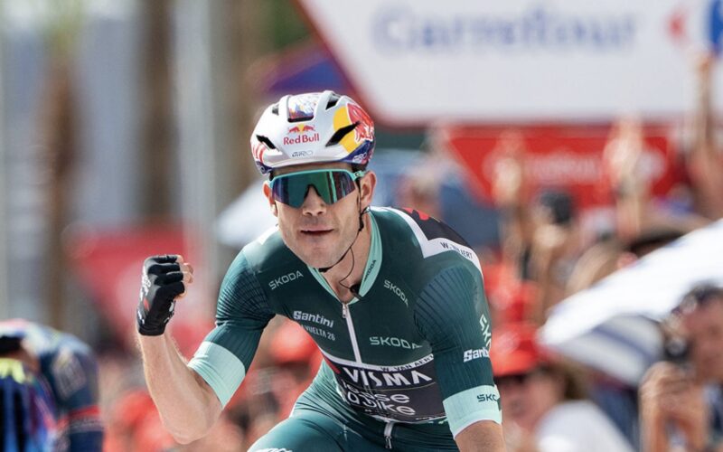 Wout van Aert domina una tappa di attacchi alla Vuelta