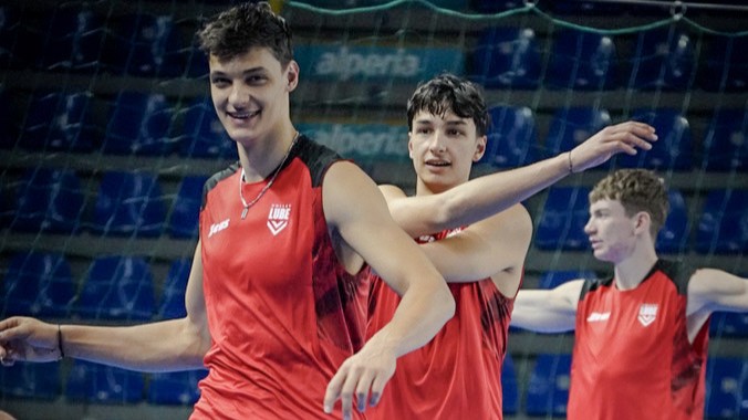 Giocatori della squadra Lube Civitanova in azione durante un allenamento.