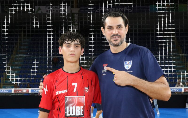 Luka Stankovic e Dragan Stankovic posano insieme in campo durante un allenamento congiunto di pallavolo.