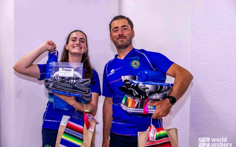 Due arcieri italiani in divisa federale durante un evento internazionale di tiro con l'arco, evento Hyundai Archery World Cup Finals.