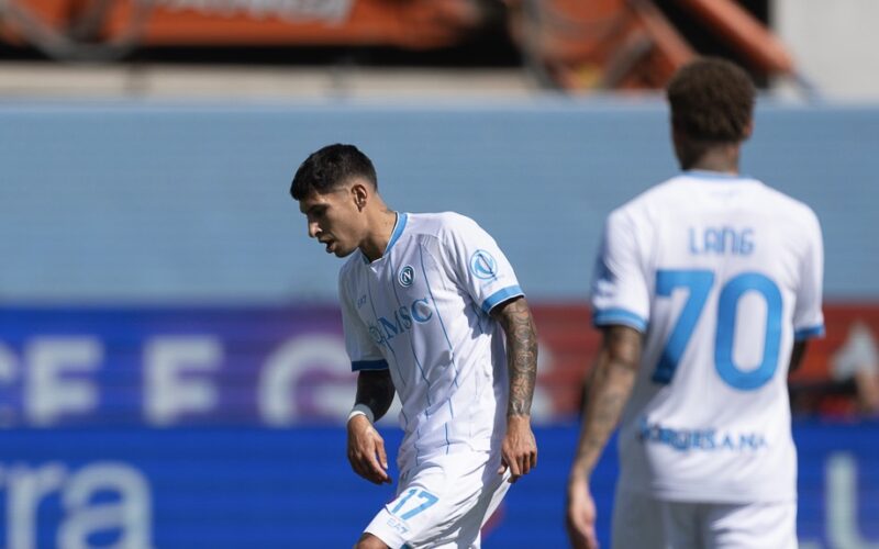 Napoli alle prese con i moscerini a Castel Volturno prima del match con il Villarreal