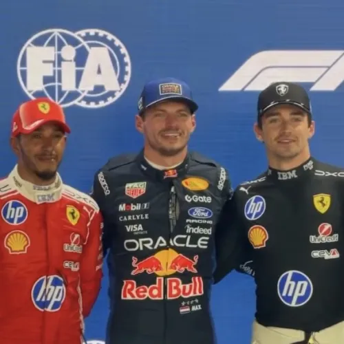 Max Verstappen pole position a Singapore davanti alle Ferrari di Leclerc e Hamilton