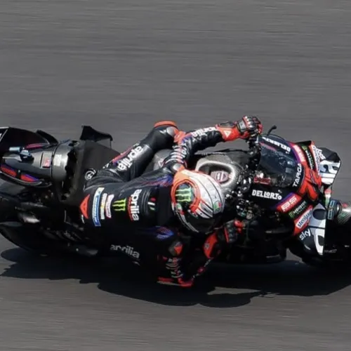 Trionfo Aprilia a Mandalika: Marco Bezzecchi torna a vincere, controsorpasso Martin su Marquez