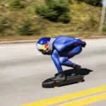 Diego Poncelet batte il record di velocità su skateboard con 151,83 km/h