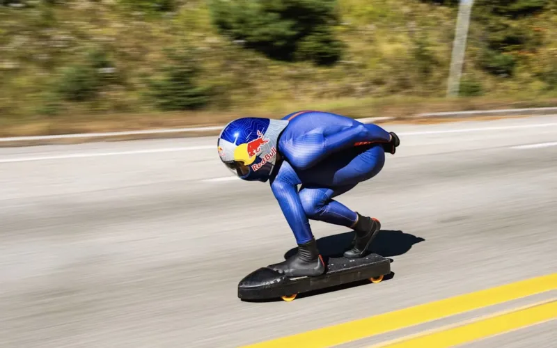 Diego Poncelet batte il record di velocità su skateboard con 151,83 km/h