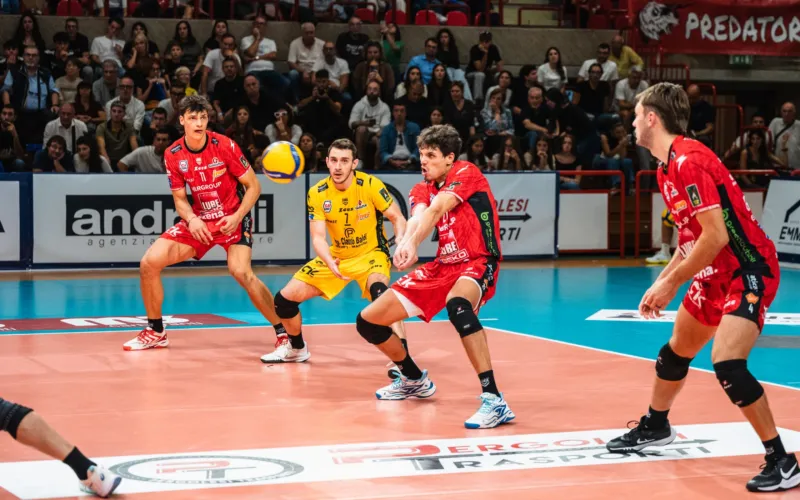Partita di pallavolo con giocatori della Cucine Lube Civitanova in campo durante un'azione di gioco.