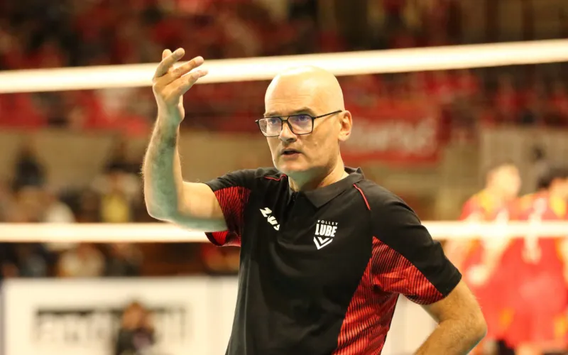 Foto di archivio di Giampaolo Medei, allenatore di volley, in azione alla messa in moto sul campo.