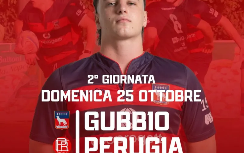 Foto di un incontro di rugby con giocatori in azione e pubblico sugli spalti, rappresentando il derby tra Rugby Gubbio e Perugia.