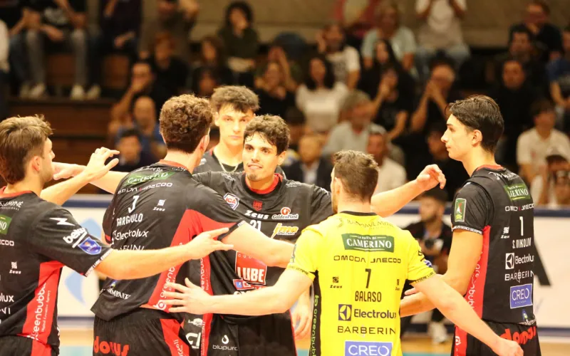 Squadra di volley Cucine Lube Civitanova che si saluta in campo durante una partita.