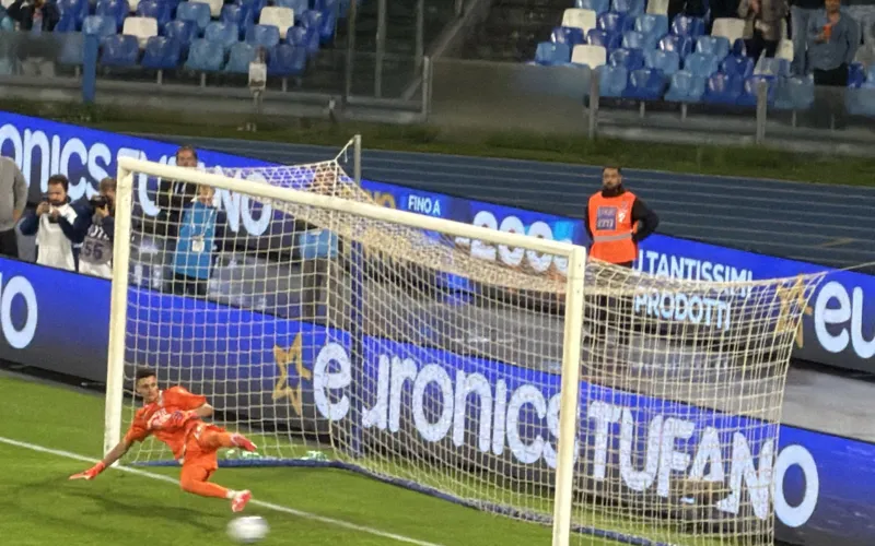 Napoli batte Frosinone 3-0 con doppietta di Noa Lang e rigore di De Bruyne