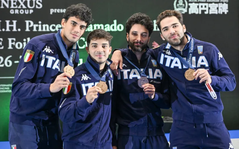 Foto della squadra femminile di fioretto italiana con medaglie d'oro sul podio per la vittoria a Takamatsu