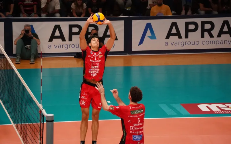 Giocatori della Lube Civitanova durante una partita di pallavolo a rete.