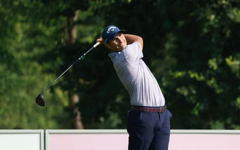 Un golfista esegue un colpo con il driver su un campo da golf.