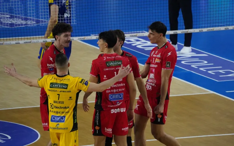 Immagine di archivio di una partita di volley in campo.