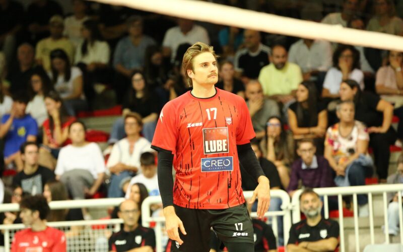 Giocatore di pallavolo della squadra Cucine Lube Civitanova su campo di gioco durante una partita con pubblico sugli spalti.